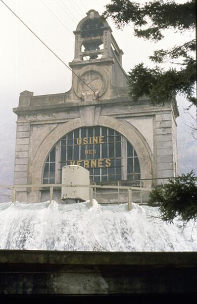 Fronton monumentale, avec horloge.