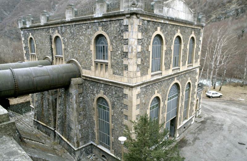 Centrale, vue postérieure et tuyaux de charge.