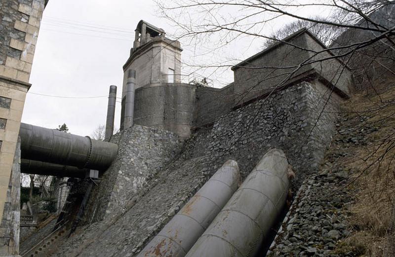 Canalisations, tuyaux de charge et conduites de décharge.