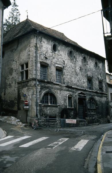 Façade sur rue.