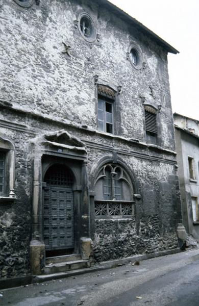 Façade sur rue avec portail d'entrée.