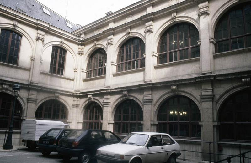 Façades sur cour.