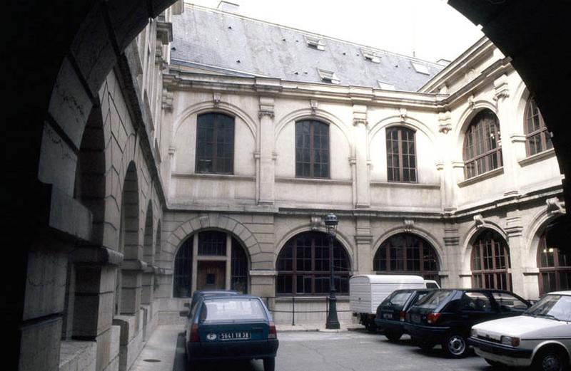 Façades sur cour.