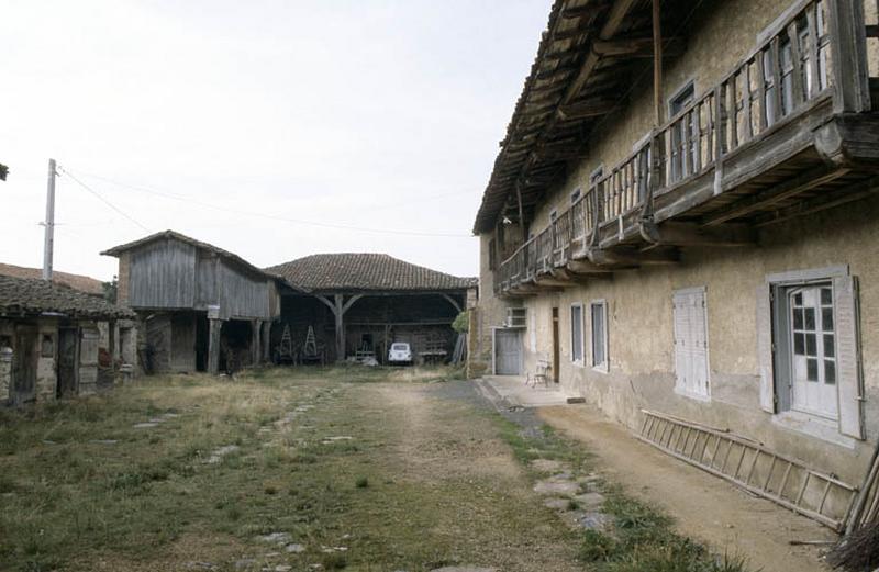 Cour intérieure et façades.