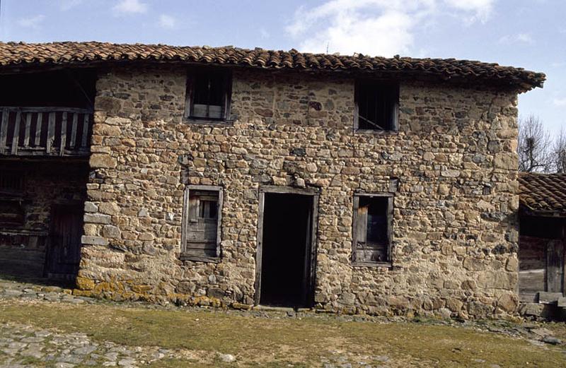 Communs, façade sur cour.