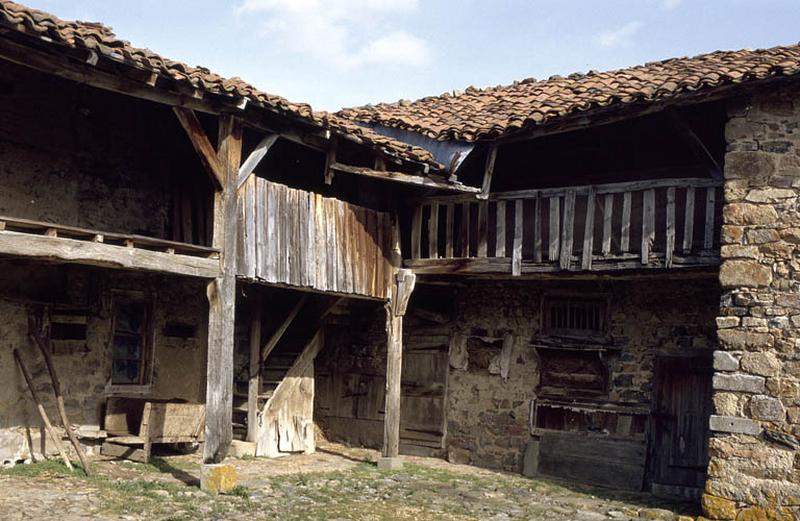 Hangars, façades sur cour.