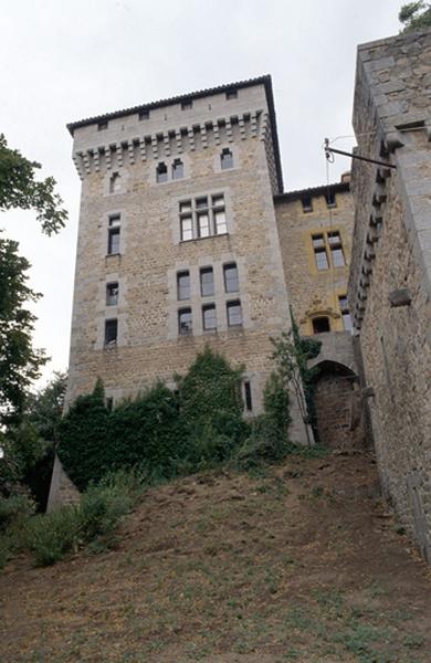 Tour carrée.