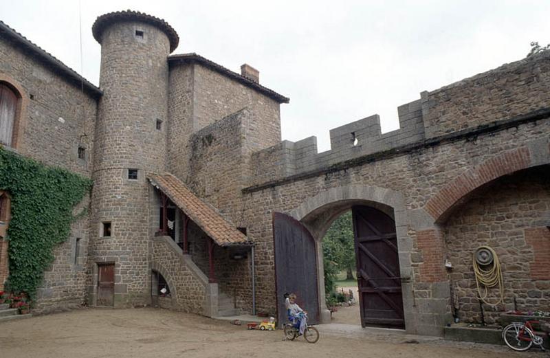 Cour intérieure et entrée cochère.