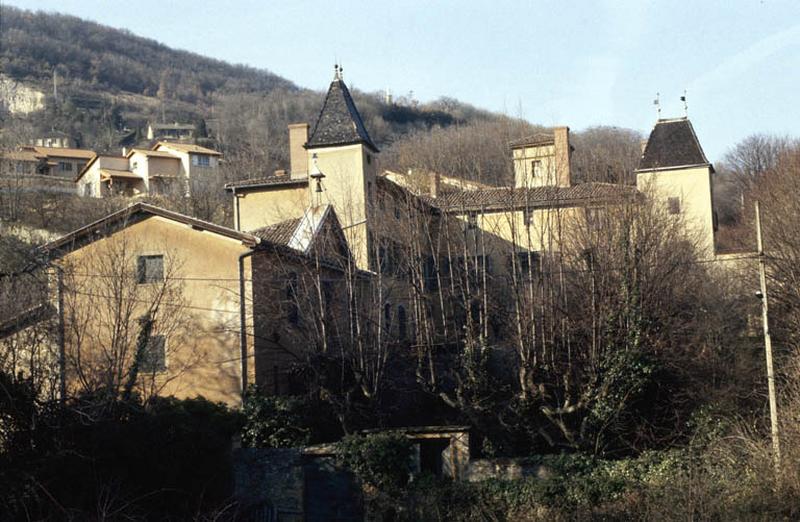 Bâtiment Sud et Est donnant sur la terrasse.