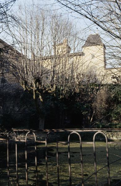 Façade corps de logis principal et jardins clos.