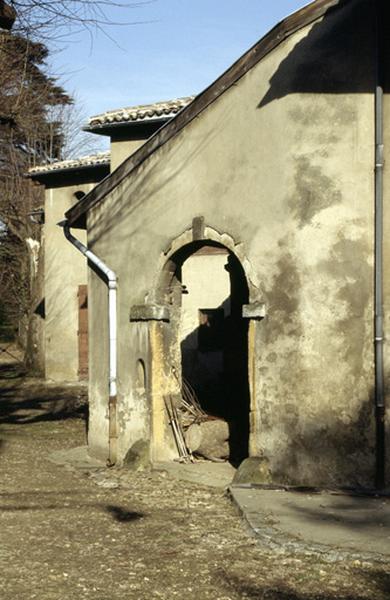 Détail façade, voute demi cercle.