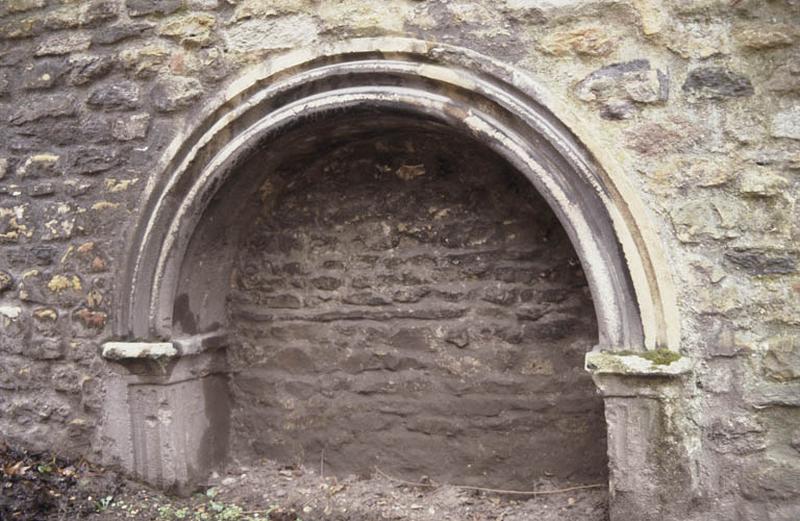 Maison La Prévôté : Mur sud de l’ancien cloître de l’abbaye, enfeu en lisière de la propriété sur l’impasse Saint-Loup, vue générale