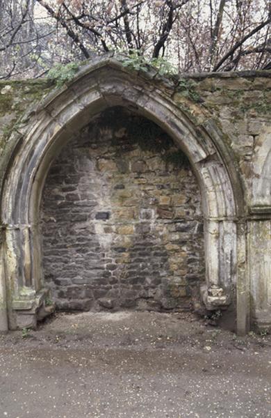 Maison La Prévôté : Mur sud de l’ancien cloître de l’abbaye, enfeu en lisière de la propriété sur l’impasse Saint-Loup, vue générale