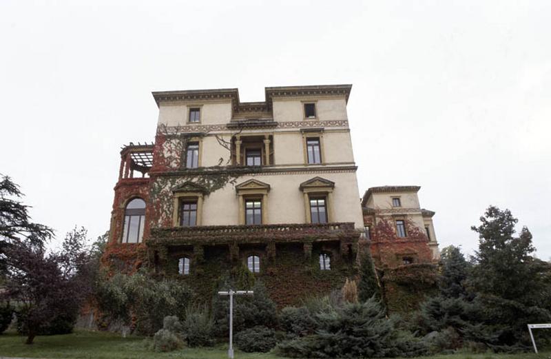 Façade latérale, sur jardins.