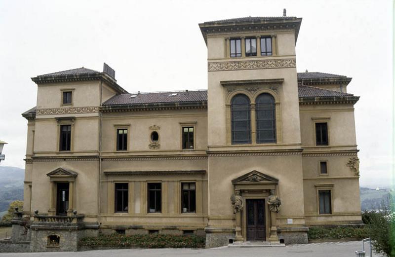 Façade sur jardins et terrasse.