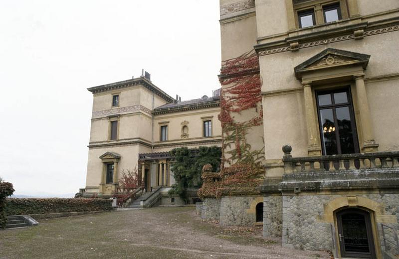 Façades sur jardins et terrasses.