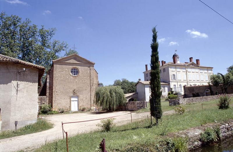 Vue d'ensemble, chapelle et château.