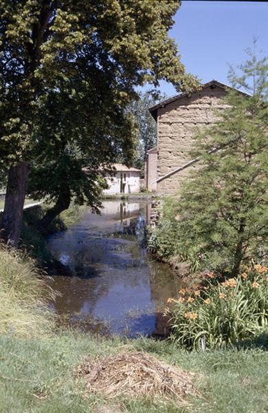 Bassin et communs, vue du parc.