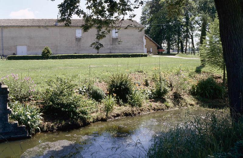 Communs, façade postérieure ; bassin.