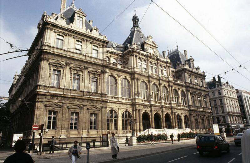 Façade Sud, sur rue.