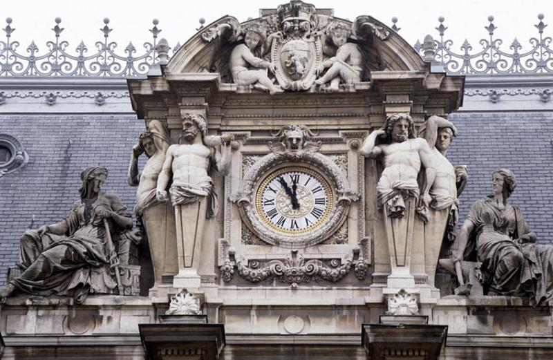 Façade Sud, horloge.