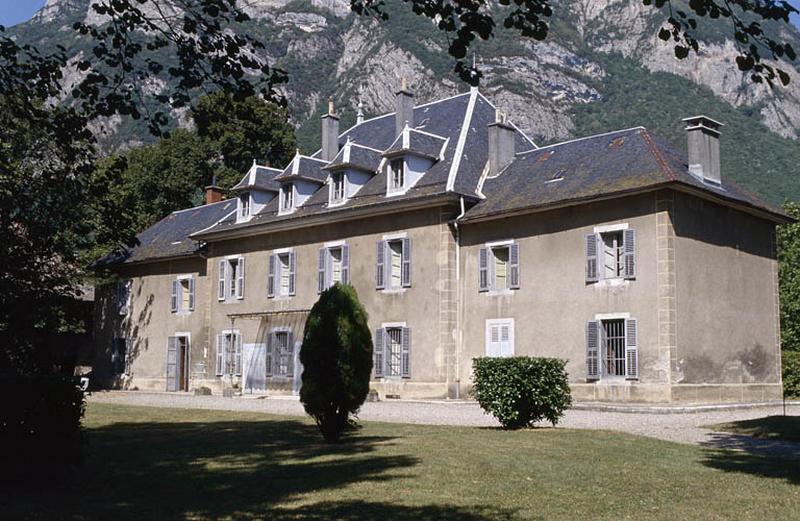 Façade sur jardins.