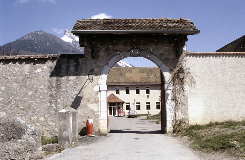 Arche d'entrée et mur d'enceinte.