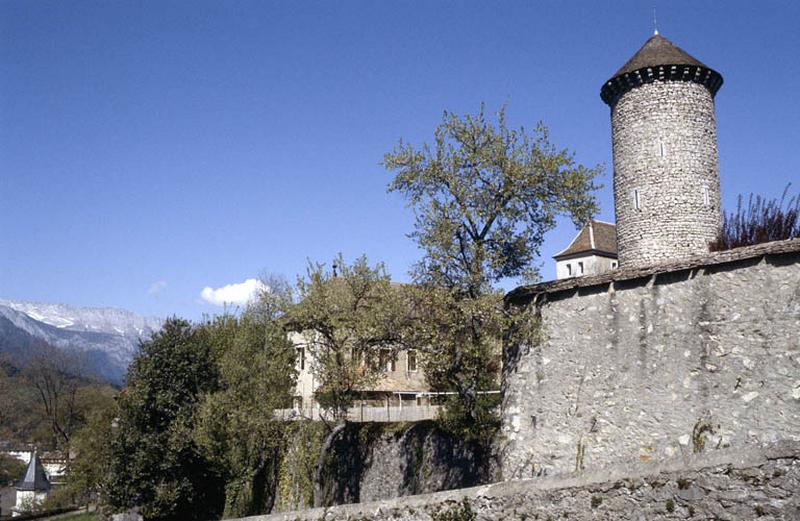 Mur de soutènement et donjon.