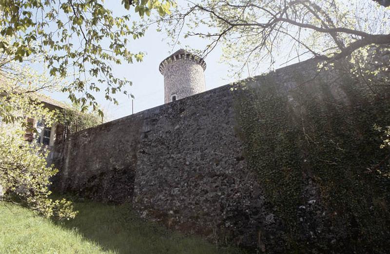 Mur de soutènement et donjon.