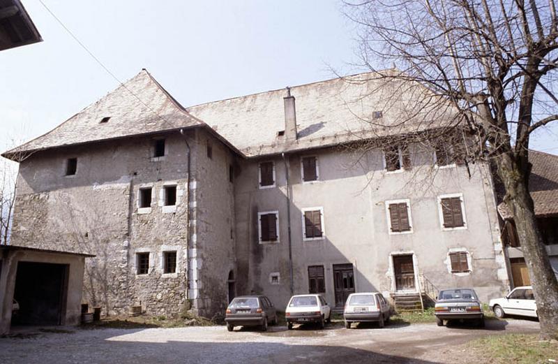 Corps de logis principal, façades sur cour.