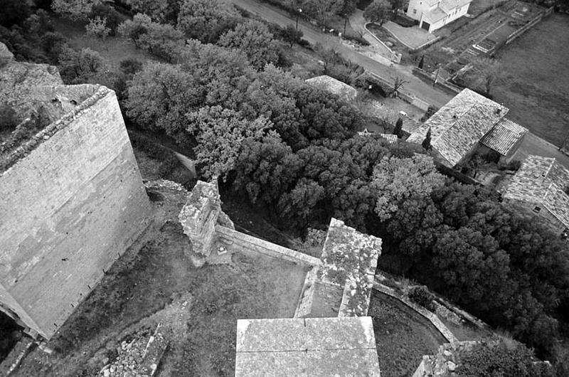 Vue depuis le donjon, tour et fortifications.