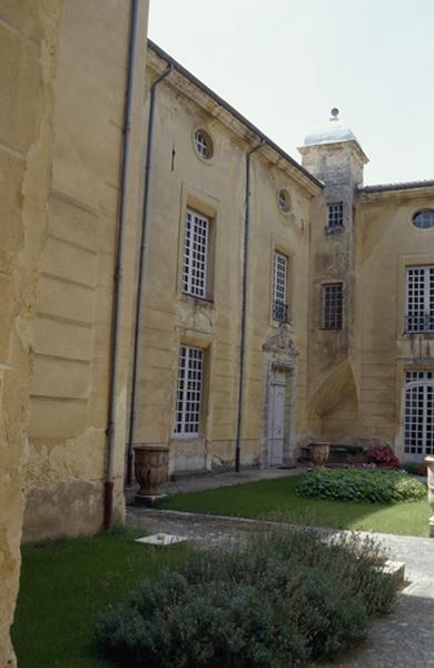 Aile Nord, façade sur cour et trompe à l'angle Nord-Ouest.