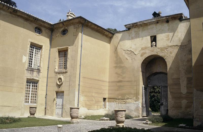 Aile Est, façade sur cour.