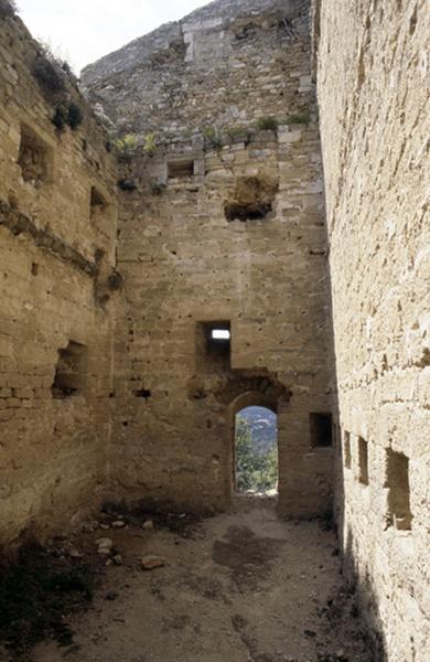 Enceinte fortifiée, vue de l'intérieur.