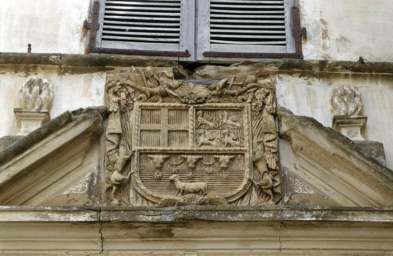 Porte principale, aile Nord, fronton avec blason.