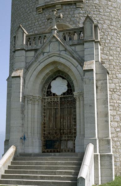 Porte d'entrée avec fronton historié.