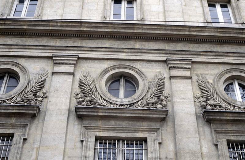 Façade latérale et pavillon d'angle, détail.