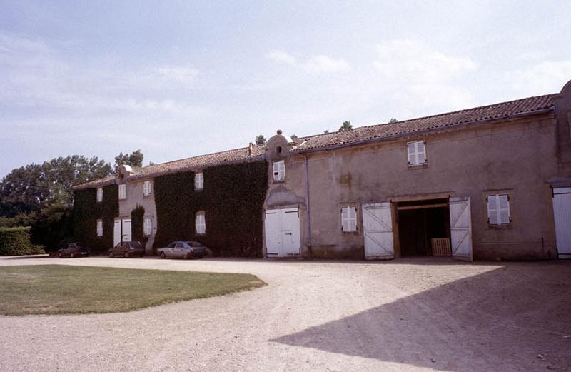 Communs, façade sur cour intérieure.