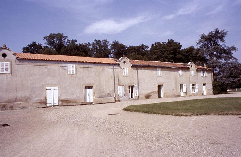 Communs, façade sur cour intérieure.