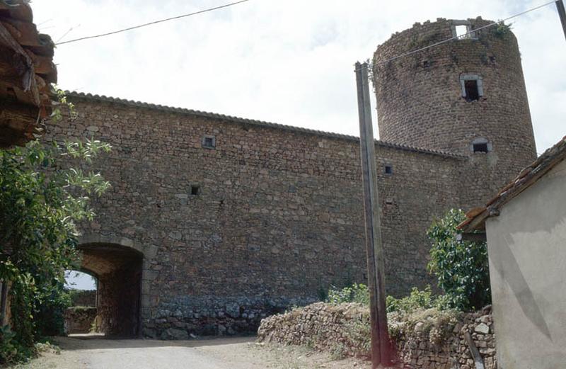 Donjon, façade sur rue et porche d'entrée.