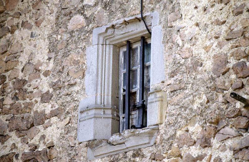 Fenêtre sculptée, bardée de fer.