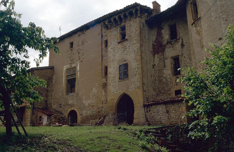 Entrée fortifiée et façade extérieure.