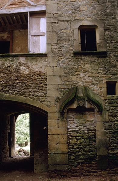 Entrée fortifiée et porte murée, vue de la cour intérieure.