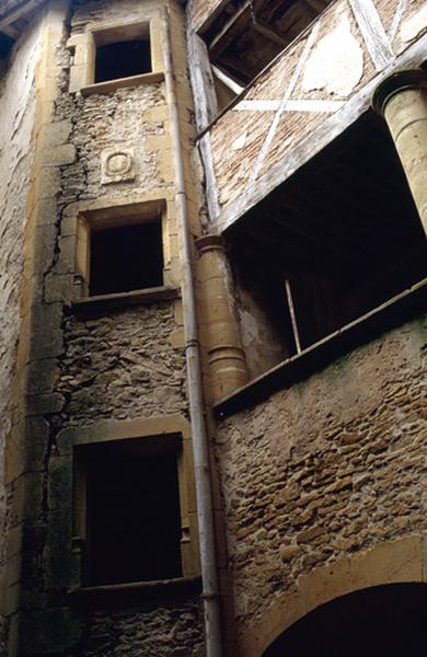 Façade sur cour intérieure, galerie avec colonnades.