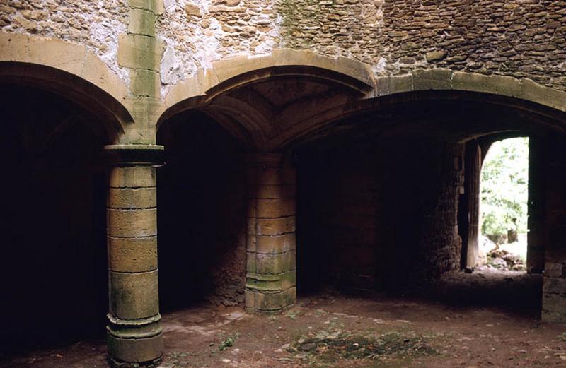 Cour intérieure, galerie sous arcades.