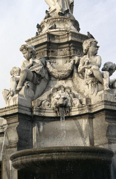 Sculptures et jets d'eau.