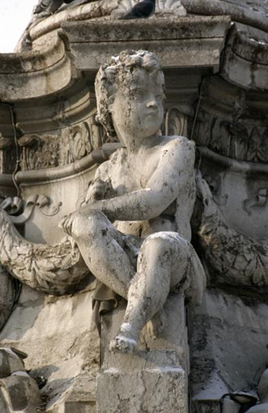 Statue d'enfant représentant l'histoire.