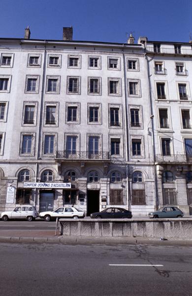 Bâtiment sur le côté de la place, façade sur rue.