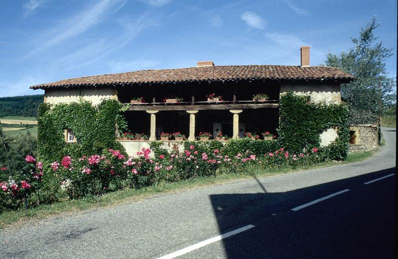 Façade extérieure, avec galerie.