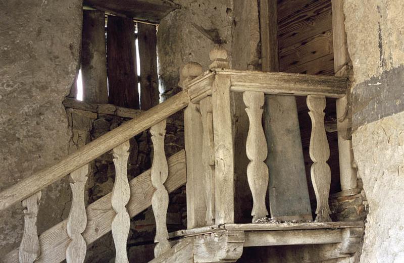 Escalier d'accès en bois.